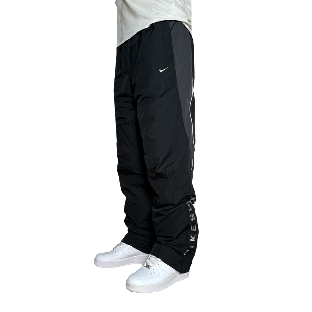 Vintage Nike Trackpants in Streetwear and Y2K Optic for men and women.