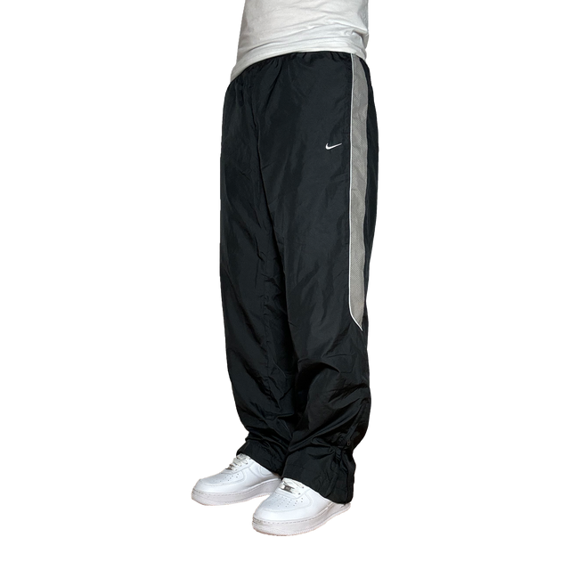 Vintage Nike Trackpants in Streetwear and Y2K Optic for men and women.